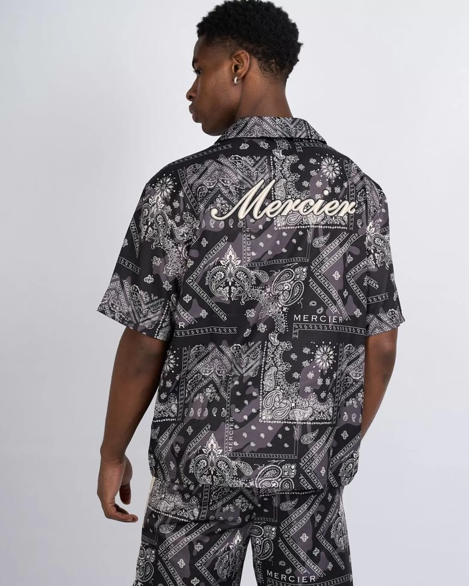 Sommersets | T-shirts>Mercier Schwarzes Paisley Resort Shirt